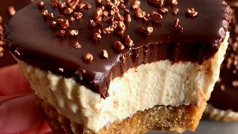 Fitwaflle Kitchen shares a quick and easy recipe for delicious mini millionaire's cheesecakes Millionaire Cheesecake, Cheesecake Ice Cream Cake, Millionaires Cheesecake, Fitwaffle Kitchen, Cheesecake Mix, Mini Cheesecake Recipes, Cheesecake Cupcakes, Digestive Biscuits, Cream Cheese Recipes