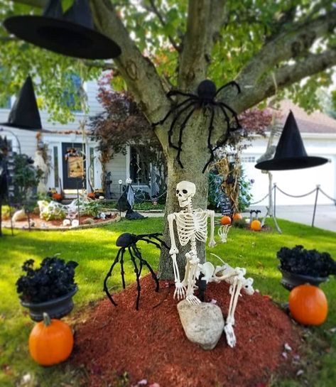 25 The Most Creepy Halloween Decoration for Front Yard | Munchkins Planet Front Yard Halloween Decorations, Diy Halloween Door Decorations, Halloween Lawn Decorations, Outside Halloween Decorations, Halloween Lawn, Halloween Diy Outdoor, Halloween Decor Diy, Halloween Outside, Creepy Halloween Decorations