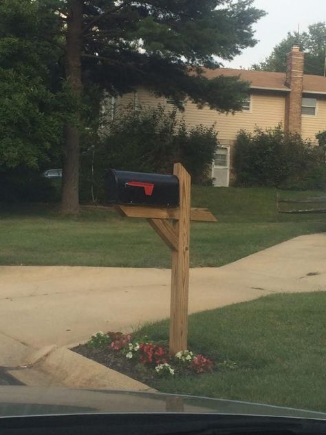 Farmyard Landscaping, Mailbox Landscaping Ideas, Farmhouse Mailboxes, Canoe Storage, Beautiful Mailbox, Old Mailbox, Wooden Mailbox, Well House, Large Mailbox