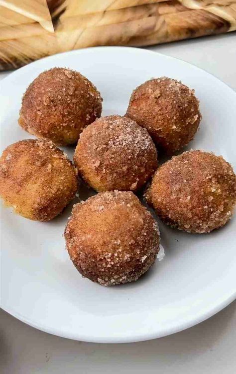 Air Fryer, Low-Carb Cinnamon Donut Balls: Quick & Easy Dessert Air Fryer Keto Donut Recipes, Low Carb Yeast Donut Recipes, Keto Dessert Balls, Air Fryer Keto Desserts Easy Recipes, Keto Donuts In Air Fryer, Donut In Air Fryer, Almond Flour Air Fryer Recipes, Low Carb Air Fryer Dessert Recipes, Keto Air Fryer Recipes Low Carb Dessert