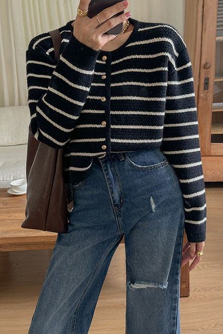 Korean Style
Korean Fashion
Autumn Outfit Ideas 
Women’s Knitwear
Knitwear
Sweaters Korean Fashion Autumn, Autumn Outfit Ideas, Korean Fashion Fall, Cardigans Women, Stripe Cardigan, Crewneck Sweaters, Style Steal, Fashion Autumn, Shopping Website