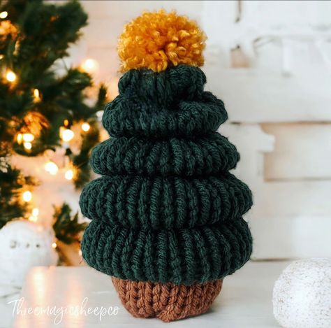 Free Pattern: Little Christmas Tree Circular Knitting Machine Patterns, Addi Machine, Baby Hats Knitting Free, Christmas Knitting Projects, Addi Knitting Machine, Little Christmas Tree, Circular Knitting Machine, Loom Craft, Christmas Yarn