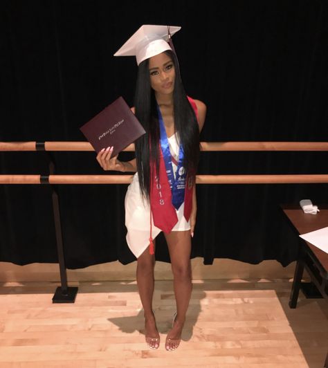 Pinterest:@Deshanayejelks Graduation Cap Images, Graduation Highschool, Rainy Day Dress Outfit, High School Graduation Pictures, Graduation Look, Girl Graduation, College Graduation Photos, Graduation Picture Poses, Grad Photoshoot