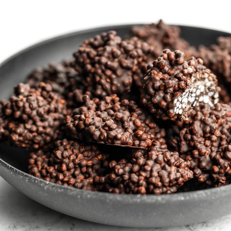 2-ingredient Chocolate Quinoa Crunch Bites - UK Health Blog - Nadia's Healthy Kitchen Quinoa Dessert, Quinoa Dessert Recipes, Quinoa Desserts, Quinoa Crunch, Chocolate Quinoa, Puff Dessert, Toasted Quinoa, Quinoa Bites, Healthy Breakfast Snacks