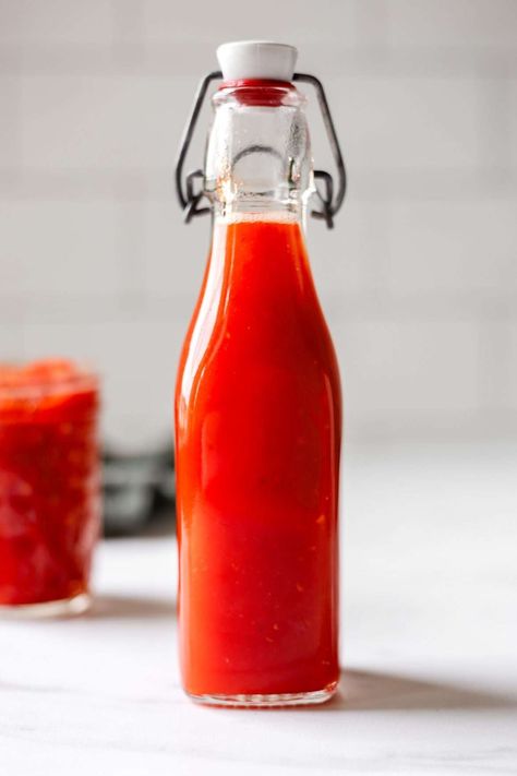 How to Make Fermented Garlic Sriracha Hot Sauce From Scratch Fermentation Jar, Making Kimchi, Fermented Hot Sauce, Fermented Garlic, Sea Salt Recipes, Fermenting Weights, Fermenting Jars, Red Jalapeno, Gallon Glass Jars