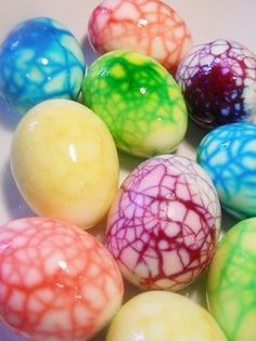 Pour changer des oeufs durs tout bêtes, on met de la couleur ! Il suffit d'un peu de colorant alimentaire pour faire des oeufs craquelés colorés qui ressemblent à s'y méprendre à des oeufs de dinosaures. Parfaits pour  un anniversaire dino. C'est sûr, les enfants vont adorer ! Colored Deviled Eggs, Easter Deviled Eggs, Colored Eggs, Cracked Egg, Easter Morning, Dragon Egg, Boiled Egg, Easter Dinner, Coloring Eggs