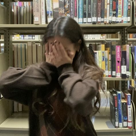 Library Asthetic Picture, Poses In Library, Library Pose, Library Poses Aesthetic, Aesthetic Library Pictures, Library Pictures Instagram, Library Aesthetic Pose, Library Pose Ideas, Insta Photo Ideas Library