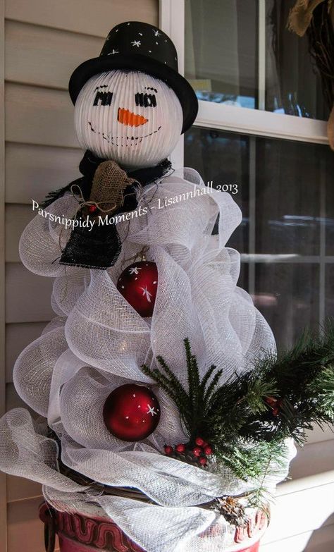 Snowman From Tomato Cages - NEXT YEAR'S PROJECT!! Already did 4 Tomato cages into Christmas trees!! Tomato Cage Crafts, Tomato Cages, Snowman Tree, Snowman Crafts, Noel Christmas, Cute Snowman, Clipboard, Christmas Deco, Xmas Crafts