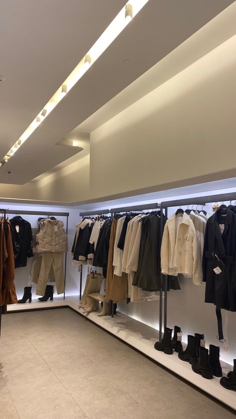 Zara Store Interior, Zara Store Design, Zara Shop, Zara Store, Visual Merchandiser, Clothing Store Interior, Storefront Design, Luxury Family, Zara Outfit