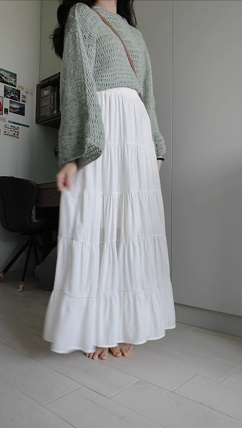 Fit Ideas Casual, Korean Hijab Fashion, Summer Outfit Skirt Long, How To Style Skirt In Winter, Long White Skirt Styling, Modest Dress Summer, White Long Skirts, Modest Clothes Summer, Long Skirts Winter Outfit