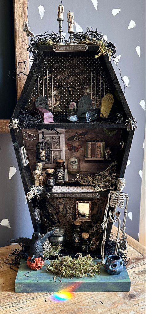 Tim Holtz Shadow Box Ideas, Mini Horror House, Spooky Diorama Ideas, Spooky Miniature Scenes, Diy Halloween Doll Decorations, Diy Mini Haunted House Ideas, Mini Scenes Dioramas, Halloween Shadow Box Ideas Diy, Shadow Box Halloween