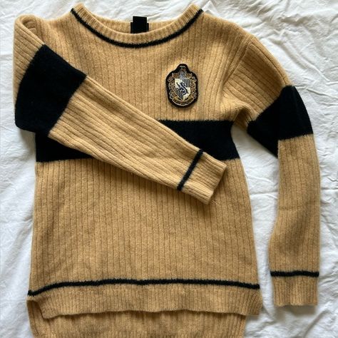 hufflepuff quidditch sweater Hufflepuff Quidditch Sweater, Knitted Harry Potter, Hufflepuff Sweater, Quidditch Sweater, Hufflepuff Quidditch, Hufflepuff Outfit, Hp Universe, Harry Potter Quidditch, Sweater Shop