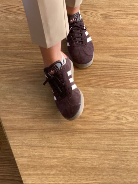 Fall Adidas Shoes 🤎 ~ shadow brown / cream white #adidas #satellitestompers #adidasgazazelle #gazelle #satellite #harrystyles #ootd #ootdfashion #fashion #fallsneakers #sneakers #adidasshoeswomen Brown Gazelle Adidas Outfit, Adidas Gazelle Brown, Fall Adidas, Adidas Gazelle Outfit, Mum Style, Gazelle Adidas, 2024 Board, Fall Sneakers, Outfit 2022