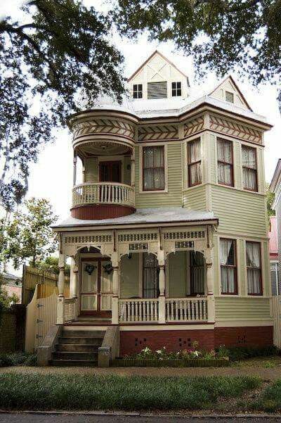 I like the round balcony Houses Victorian, 2nd Floor Balcony, Relaxed Lifestyle, Old Victorian House, Cheerful Art, Victorian Style House, Victorian Style Homes, Real Estat, Victorian Mansions