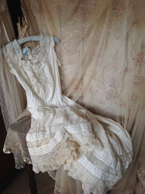 Old Dress, Gunne Sax Dress, Womens Lingerie, Lace Dress Vintage, Dress Slip, Victorian Clothing, Lace Slip Dress, Vintage Glam, Under Dress