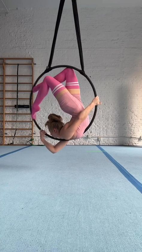 Aerial Hoop Moves, Pole Fitness Inspiration, Aerial Gymnastics, Aerial Yoga Poses, Dancer Lifestyle, Aerial Fitness, Hoop Dance, Aerial Acrobatics, Amazing Gymnastics