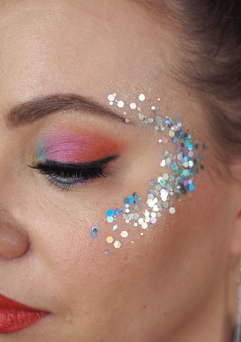 Glitter makeup ideas & tutorials by Charlotta Eve #glittermakeup #glitterhighlight #glitternisti Pastel Glitter Makeup, Facial Glitter Ideas, How To Put Glitter On Face, Color Guard Makeup Ideas, Cheer Comp Makeup, Glitter On Face Ideas, Euphoria Glitter Makeup, Colorguard Makeup, Color Guard Makeup