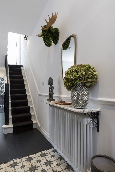 Ingangs Decor, Entrance Hall Decor, Radiator Shelf, Victorian Hallway, Hallway Inspiration, Narrow Hallway Decorating, Hallway Flooring, Hal Decor, Hallway Designs