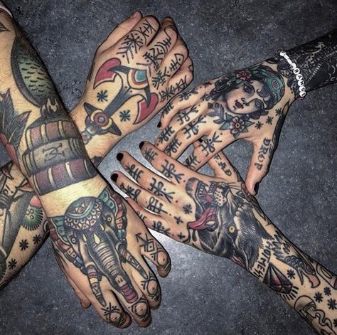 Hand Traditional Tattoo, Matching Finger Tattoos, Rihanna Hand Tattoo, Tattooed Hands, Traditional Butterfly Tattoo, Herren Hand Tattoos, Traditional Hand Tattoo, Thumb Tattoos, Vintage Style Tattoos