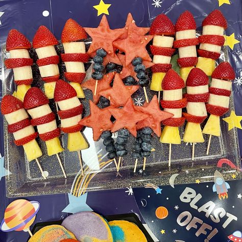 Outer Space Party Food Snacks Ideas, Space Themed Fruit, Astronaut Themed Food, Space Themed Birthday Party Food Snacks Ideas, Space Themed Appetizers, Space Theme Birthday Party Food, Space Themed Birthday Food, Space Charcuterie Board, Space Bday Party Ideas