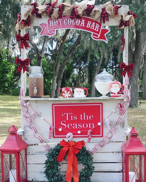 Christmas Decorations Diy Hot Cocoa Bar, Christmas Food Stall Ideas, Hot Chocolate Stand Christmas, Hot Coco Stands Ideas, Christmas Trade Show Booth Ideas, Cocoa Stand Mini Session, Santa Setup Ideas, Hot Cocoa Stand Christmas Pictures, Christmas Farmers Market Booth