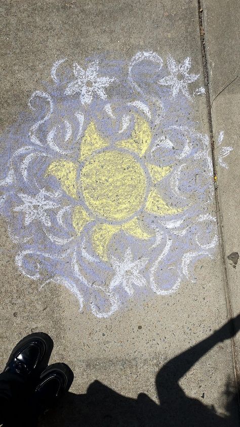 rapunzel chalk drawing Rapunzel Chalk Art, Tangled Chalk Art, Rapunzel Sun Drawing, Tangled Chalk, Chalk Mandala, Rapunzel Drawing, Rapunzel Sun, Fun Chalk Art, Exterior Murals