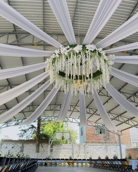 Decoración con telas y mesa principal para boda 👰🤵‍♂️ Cross Wreath, June 1, Pearl Wedding, Diy Wedding Decorations, Fun Decor, Balloon Decorations, Diy Wedding, Wedding Decorations, Balloons