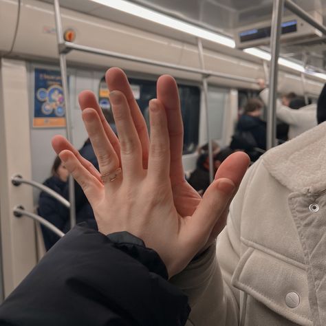 Couple In Subway Aesthetic, Subway Couple Aesthetic, Couple On Subway, Avengers Aesthetic, Regulus Black, Gym Classes, Couple Selfies, Dc Metro