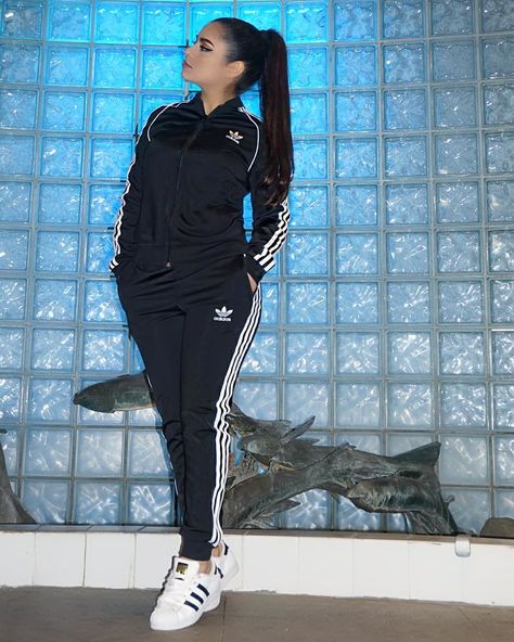 Womens Tracksuit Outfit, Adidas Tracksuit Women, Jogging Outfit Women, Tracksuit Outfit Women, Sweat Suits Outfits, Looks Adidas, Jogging Outfit, Modele Fitness, Look Adidas