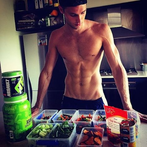 20 Hot Guys Cooking Who You Wish Were Making Your Dinner Tonight (Photos) Guys Cooking, Men Cooking, Frat Guys, Cooking Photos, Starbucks Valentines, Man Cooking, Social Media Trends, Viral Trend, Dinner Tonight