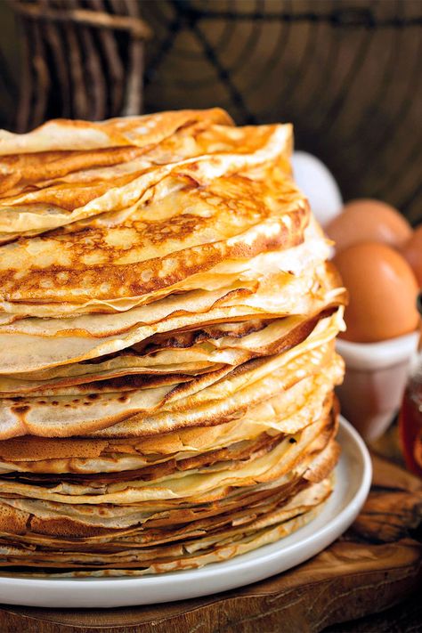 Hoy estoy emocionada de compartir un pedacito de la cocina francesa que roba corazones: la receta francesa para hacer masa de crepes. ¡Y lo mejor de todo es que llega justo a tiempo para celebrar el Día Internacional de la Crepe! Imagina el aroma irresistible de crepes dorándose en la sartén, listas para ser rellenas c Pannekoek Recipe, Crepe Batter Recipe, Pancake Fillings, What Is Baking Soda, Homemade Crepes, Crepe Batter, How To Make Crepe, French Crepes, Crepe Maker