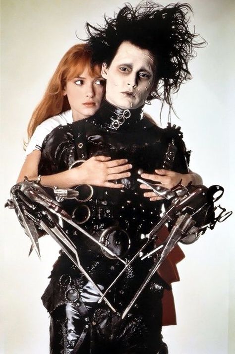 Winona Ryder and Johnny Depp (Kim Boggs and Edward Scissorhands) in Edward Scissorhands. Kim: "Hold me.' Edward : "I can't." Edward Scissorhands Halloween Costume, Edward Scissorhands Costume, Johnny And Winona, Johnny Depp And Winona, Edward Scissor, Scissor Hands, Johnny Depp Characters, Tim Burton Characters, Cr7 Jr