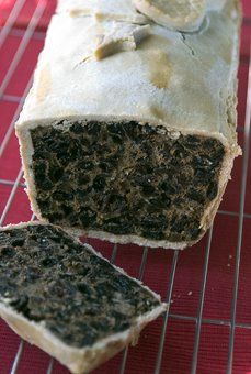 Scottish Meat Pie Recipe, Black Bun, Scottish Desserts, Scottish Dishes, Welsh Recipes, Baking Buns, Scottish Recipes, Bun Recipe, Irish Recipes