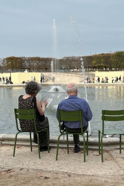 People Watching Photography, People In Public Photography, People Watching Aesthetic, Everyday People Photography, People Walking Together, People At The Park, Paris People, People In Public, Watch Drawing