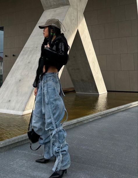 Denim Cargo Pants Outfit Street Styles, Cargo Jeans Pants Outfit, Cargo Jeans Outfit Aesthetic, Cargo Jeans Aesthetic, Blue Cargo Jeans Outfit, Vamp Pants, Cargo Jeans Outfit Women, Jean Inspiration, Tomboy Chic Outfits