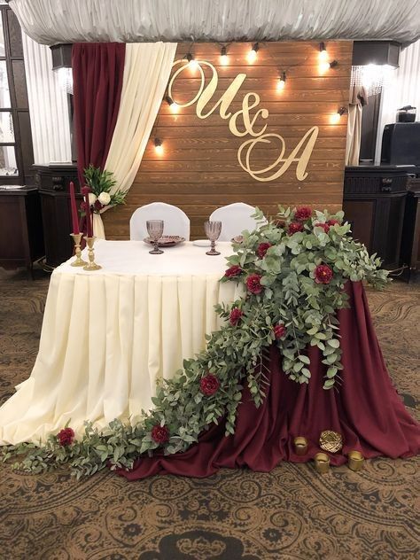 Wood Pallet Wedding Ideas, Wedding Guest Table Ideas, Pallet Wedding Ideas, Wedding Couple Table, Hiasan Perkahwinan, Bride Groom Table, Popular Home Decor, Pallet Wedding, Head Table Wedding