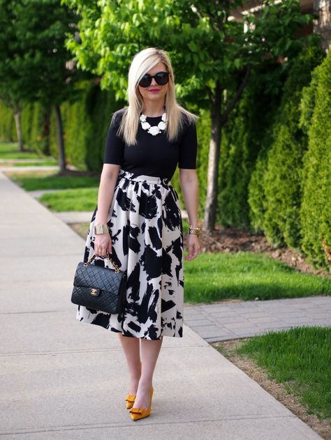 Splatter-print black and white skirt, black top, white statement necklace, heels with a pop of color Printed Midi Skirt Outfit, Stylish Office Wear, White Skirt Outfits, Weekend Mode, Australian Style, Closet Tour, Midi Skirt Outfit, Colour Combo, Black And White Skirt