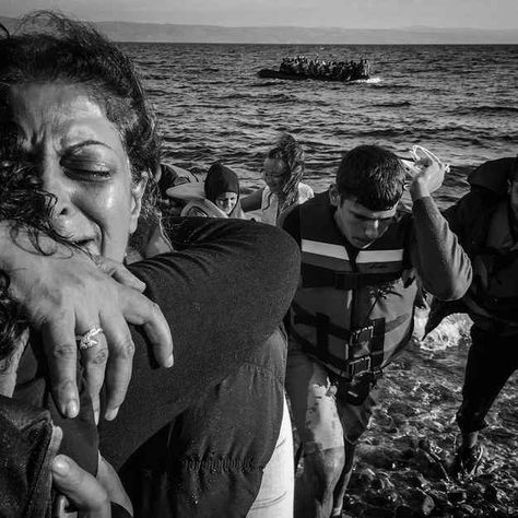 Beautiful Photos Capture What It's Like To Arrive As A Refugee - BuzzFeed News Lesbos Greece, Refugees Art, Volunteer Travel, Dramatic Photos, Steve Mccurry, Emotional Photography, We Are The World, Robin Williams, Life Is Hard