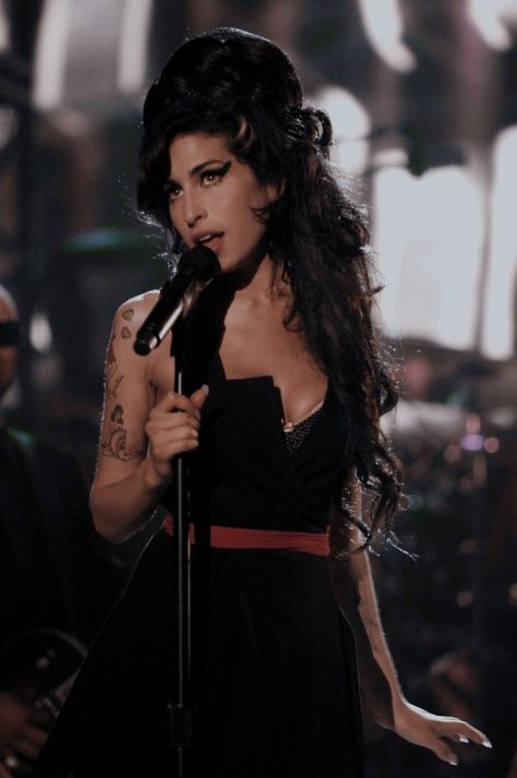 Amy Wine, Amy W, Amy Winehouse Style, Amazing Amy, Mtv Movie Awards, I'm With The Band, Amy Winehouse, Female Singers, Memorable Moments