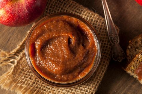 Discover the rich and smooth taste of homemade chai-spiced apple butter. This flavorful spread will elevate your meals and support healthy digestion. Apple Butter Uses, Spiced Apple Butter, Apple Chutney Recipe, Sweet Potato Apple, Apple Butter Crock Pot, Slow Cooker Apple Butter, Apple Chutney, Apple Butter Recipe, Homemade Apple Butter