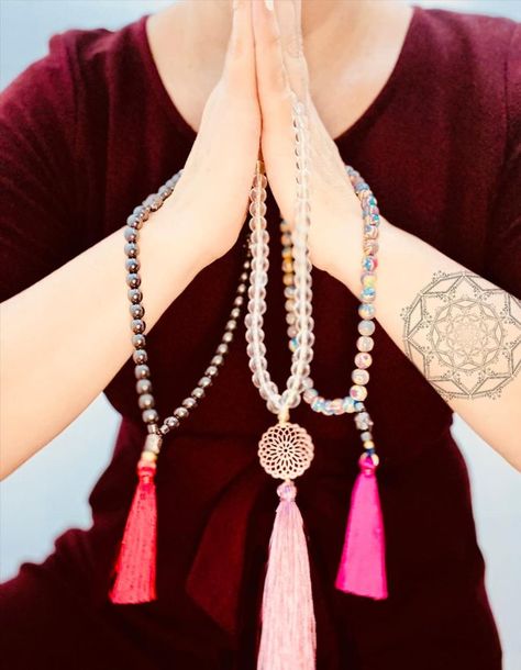 Se realizan Japa Malas con intención ! Prayer Beads, Tassel Necklace, Chanel, Beads, Crochet