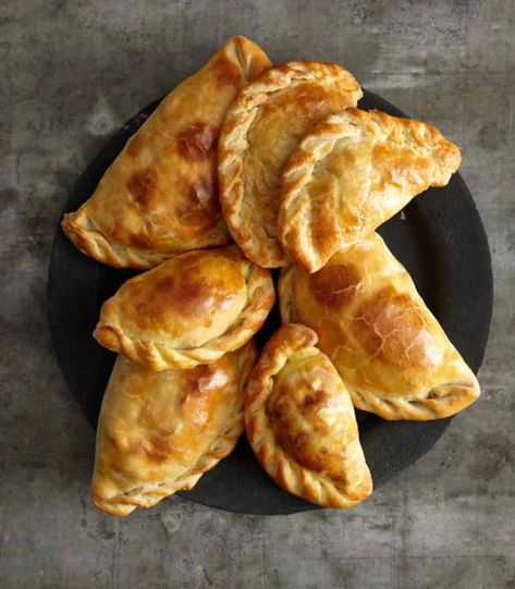 Spinach Empanadas, Argentine Recipes, Hand Pies Savory, Empanada Recipe, Italian Deli, Empanadas Recipe, Tex Mex Recipes, Food Business, Frozen Spinach