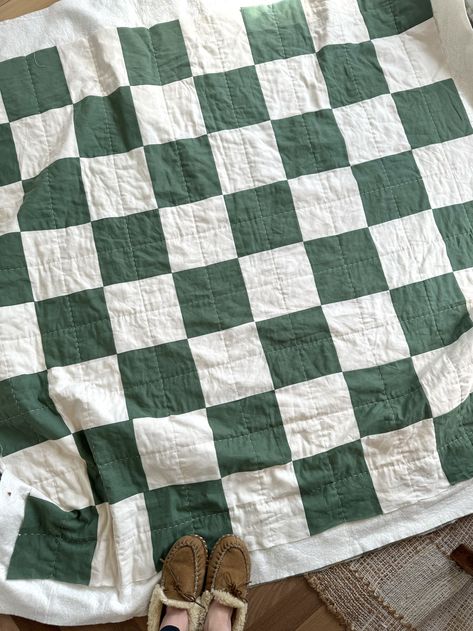 Quilt For Beginners Easy, How To Make A Twin Size Quilt, Quilts Patterns Beginner, Easiest Quilt Ever, Grandma Quilt Aesthetic, Puff Square Quilt, Modern Christmas Quilts Free Pattern, Starter Quilt Patterns, Square Block Quilts