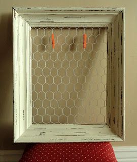 Chicken Wire Picture Frame, Frame With Chicken Wire, Chicken Fence, Chicken Wire Crafts, Chicken Wire Frame, Wire Tutorials, Paper Quilt, Picture Frame Decor, Wooden Picture Frames