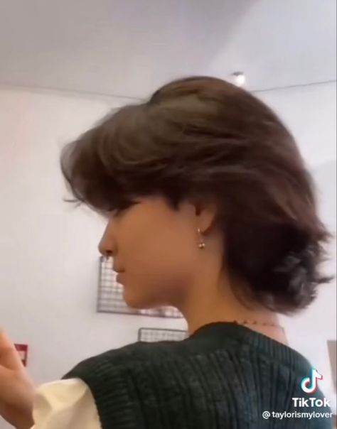 Elle Erasmus Hair, Guy Haircuts With Bangs, How To Look Feminine With Short Hair, Corky Bound Haircut, Short Hairstyle Non Binary, Grunge Short Hair With Bangs, Shortish Hairstyles, Short Haircuts With Bangs And Layers, Non Binary Hairstyles