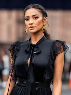 . Shay Mitchell Style, Shay Mitchell, Kris Jenner, Dakota Johnson, Mode Inspiration, Miley Cyrus, Black Top, Selena Gomez, Kylie Jenner