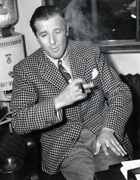 Infamous and feared, Bugsy Siegel was also known for his sartorial style. He was as handsome and debonair as the Hollywood actors he socialized with. Meyer Lansky, Bugsy Siegel, Checkered Suit, Real Gangster, Mafia Gangster, Al Capone, Goodfellas, Frank Sinatra, Bw Photo