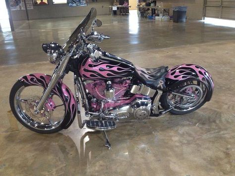 Lovin' the pink flames on this custom ride. Road King Harley, Motocykle Harley Davidson, Harley-davidson Sportster, Road King Harley Davidson, Moto Harley Davidson, Pink Motorcycle, Harley Davidson Fatboy, Classic Harley Davidson, Pretty Bike