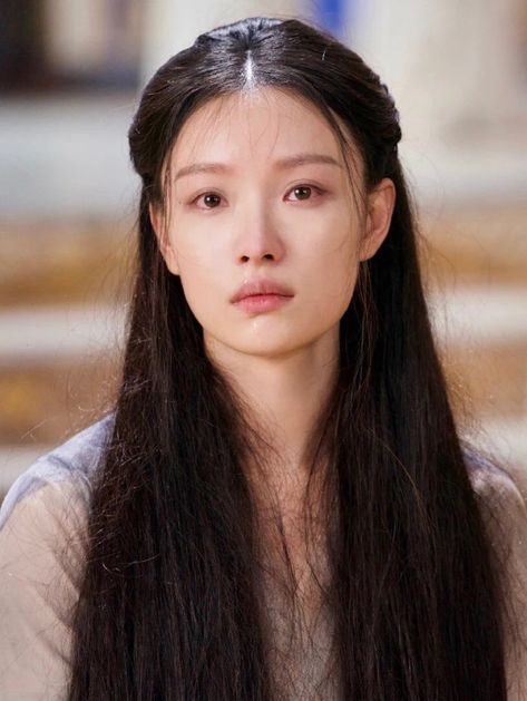 Nini Chinese Actress, Asian Brown Hair, Traditional Hairstyle, Chinese Hairstyle, Long Faces, Favorite Hairstyles, French Women, Asian Hair, Angelina Jolie