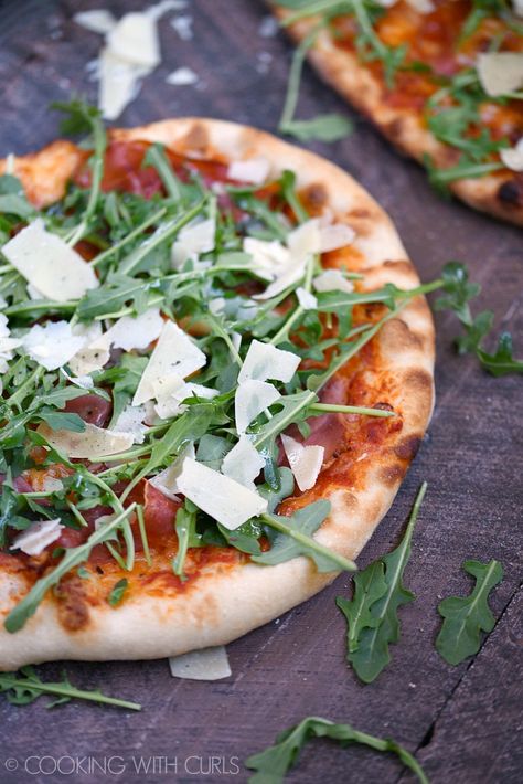 Arugula On Pizza, Arugula Pizza Recipes, Prosciutto Arugula Pizza, Ooni Pizza, Pizza Cooking, Pizza Oven Recipes, Arugula Pizza, Food Quote, Pizza Ideas